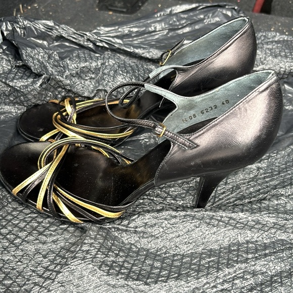 Selling these leather women’s heels , size 40, color is very dark purple $100 - Picture 2 of 3